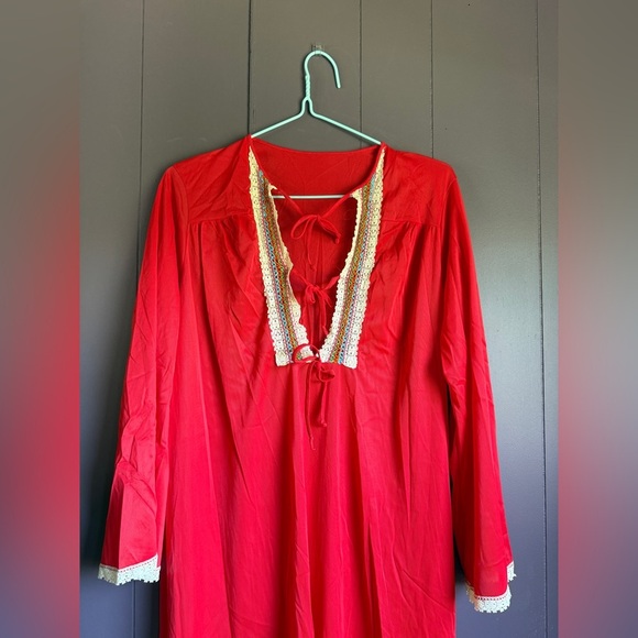 Vintage 70s Red Maxi Lounge Dress – Lace Trim Boho Peasant Style (Size M USA) - Picture 4 of 11